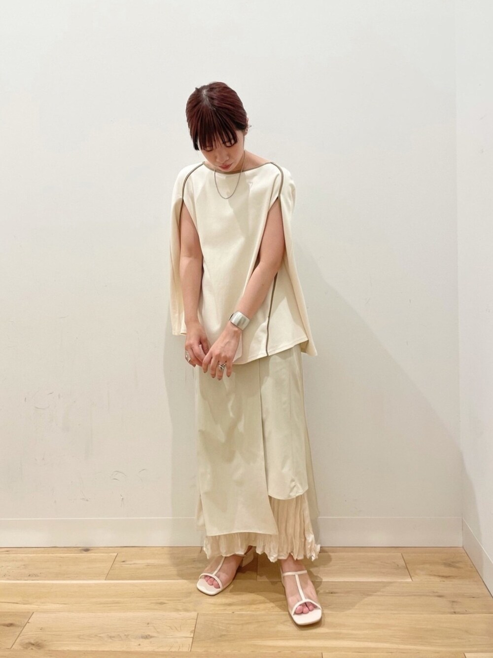 ホワイト系のTシャツ/カットソー、ホワイト系のスカート、ベージュ系のスカートを着用したレディースの夏コーディネートの1枚目の写真