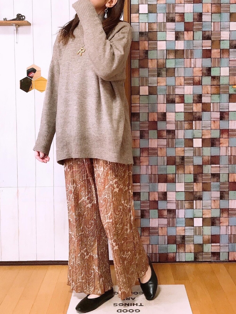「ペイズリー柄パンツ、しまむら、ハニーズ、シンプルコーデ、大人カジュアル、おしゃれさんと繋がりたい、きれいめカジュアル、プチプラコーデ、ペイズリー柄」｜「Honeysのアイテム（トップス、ブラウン系）」を使った、yu٭riさん（レディース・155cm）の春コーディネートの1枚目の写真