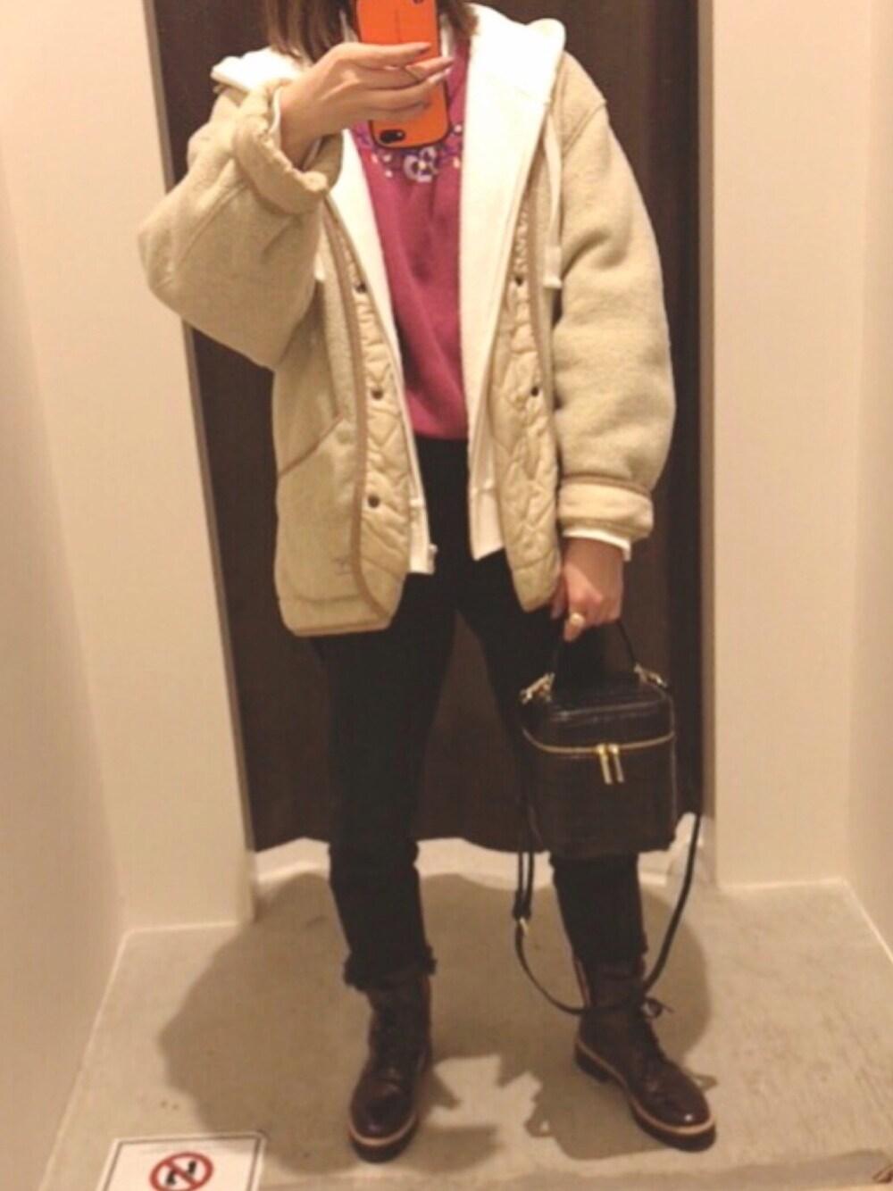 「休日スタイル、スケートスタイル、カジュアル、ootd」｜「ZARAのアイテム（パンツ、ブラック系）」を使った、かなだすさん（レディース・160cm）の冬コーディネートの1枚目の写真