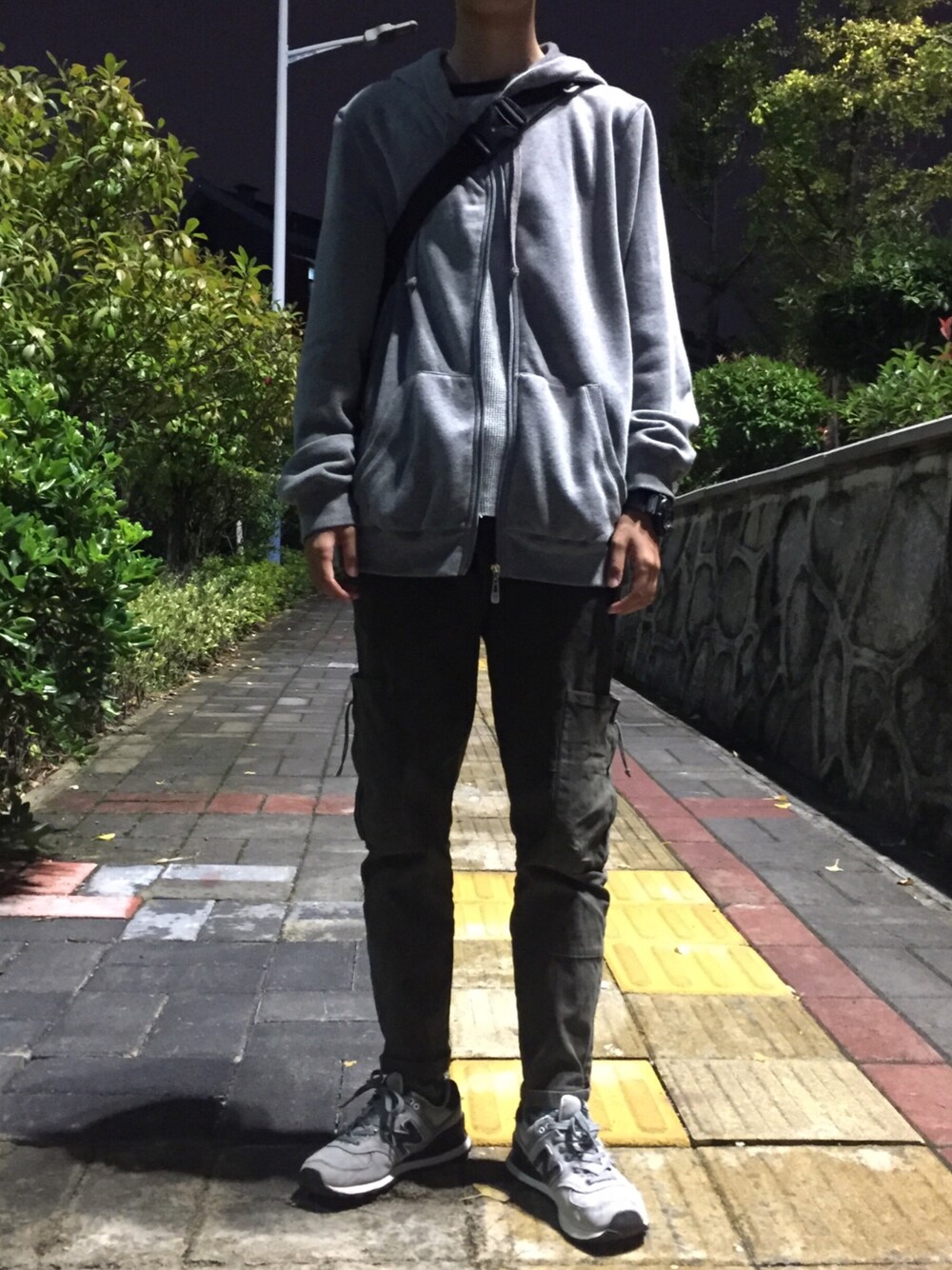 「NEW BALANCEのアイテム（スニーカー、グレー系）」を使った、一甲二乙さん（レディース・158cm）の秋コーディネートの1枚目の写真
