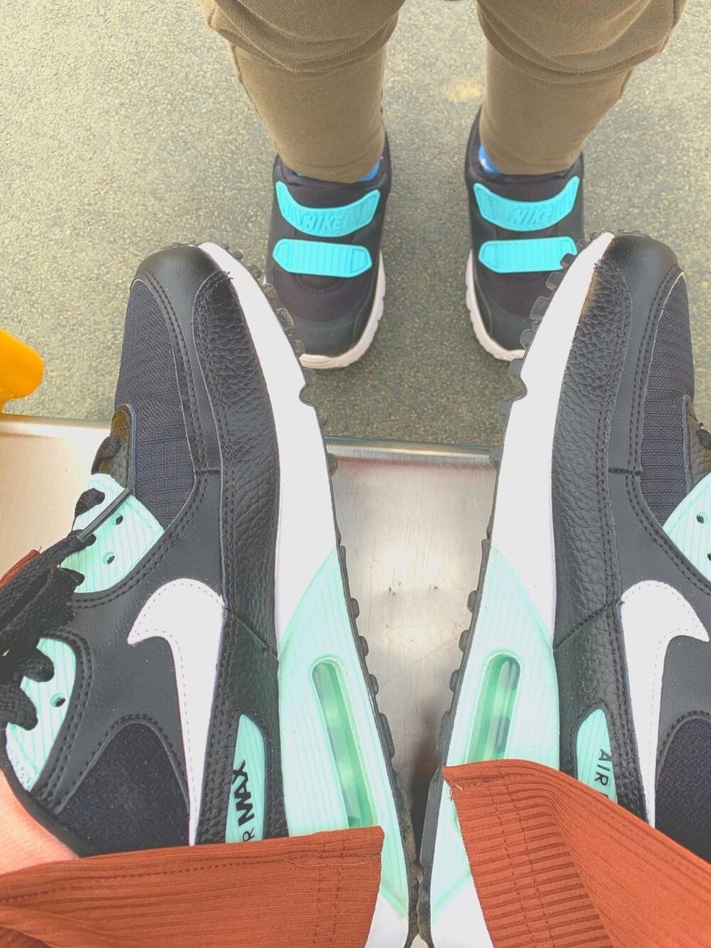 ブラック系のスニーカー、ブラック系のスニーカーを着用したレディースの冬コーディネートの1枚目の写真