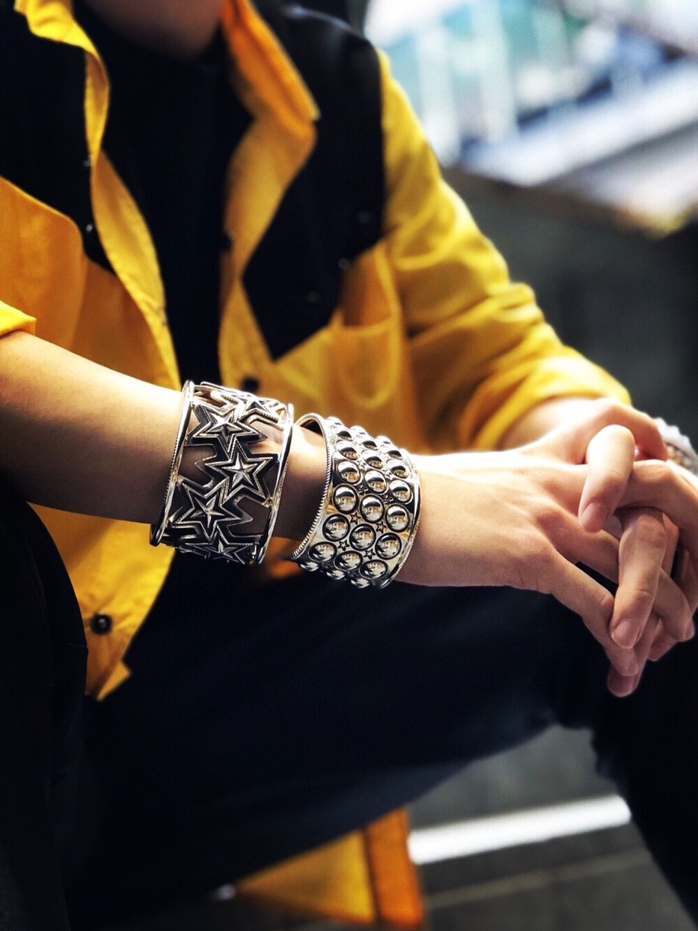 「sunsea、PRADA、yellow、black、Cody Sanderson、silver、ヴィンセント・ギャロ」｜「SUNSEAのアイテム（シャツ/ブラウス、イエロー系）」を使った、wataru idehashiさん（メンズ・169cm）の春コーディネートの1枚目の写真