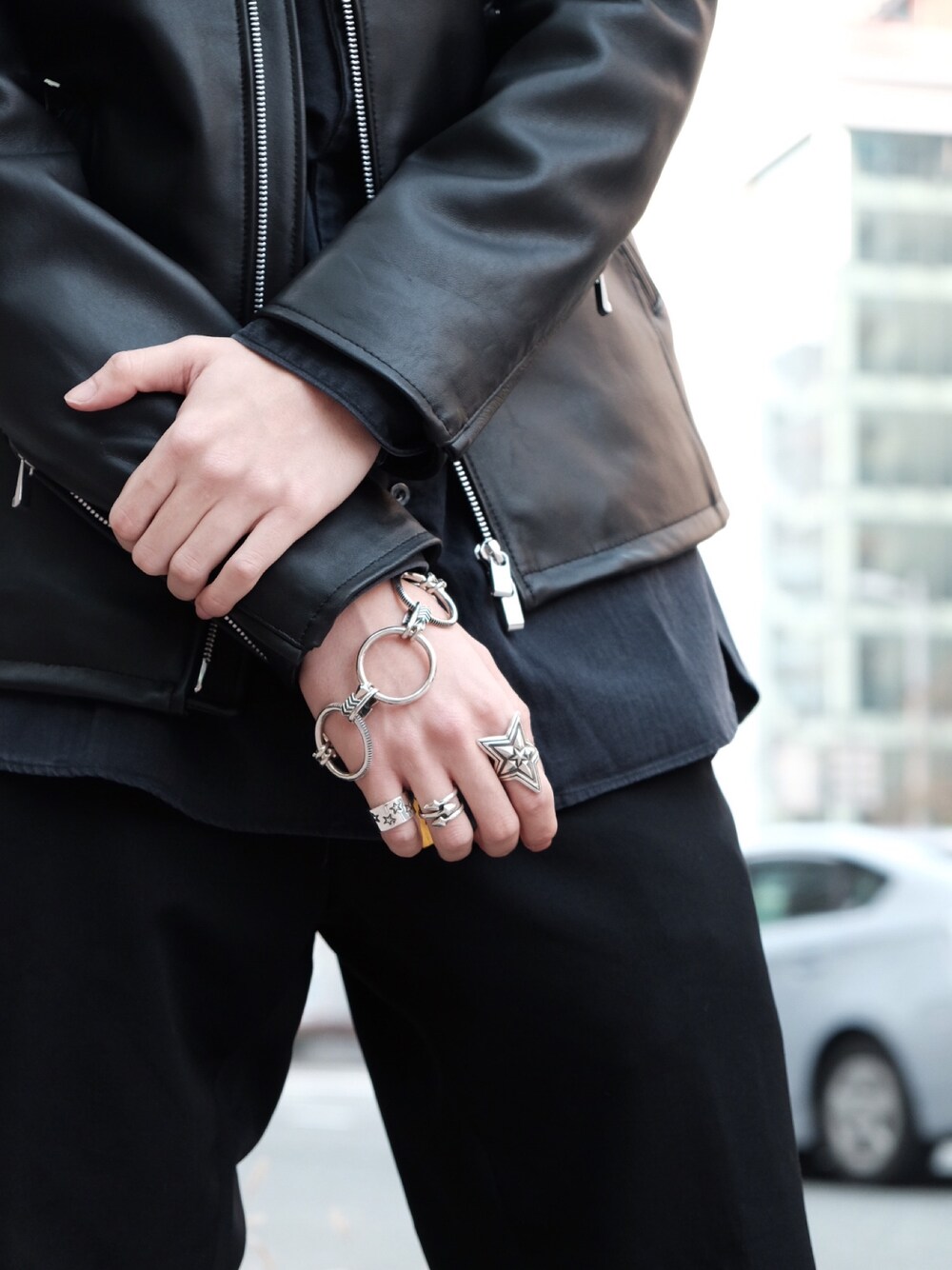 「URBAN RESEARCH、Cody Sanderson、FREEMANS SPORTING CLUB、GUCCI、black、silver、福岡、天神、ソラリアプラザ、地下一階です」｜「URBAN RESEARCHのUR UKラムレザーシングルライダース（ライダースジャケット、ブラック系）」を使った、wataru idehashiさん（メンズ・169cm）の春コーディネートの1枚目の写真