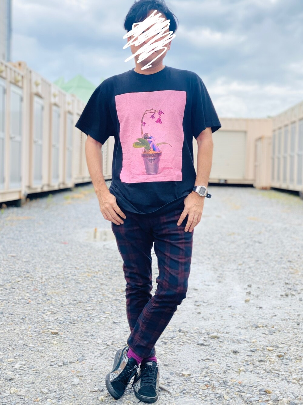 「大人コーデ、スニーカー、Tシャツ、沖縄コーデ、チェックパンツ、花柄、黒コーデ、おしゃれさんと繋がりたい、ムラサキコーデ、スキニー」｜「PUMAのアイテム（スニーカー、ブラック系）」を使った、ぎんすけさん（メンズ・165cm）の夏コーディネートの1枚目の写真