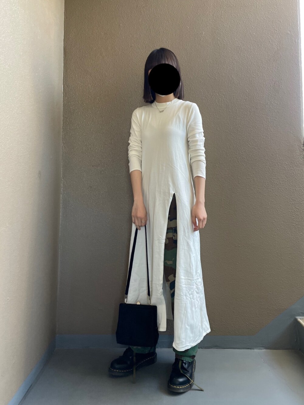 「古着、古着MIX、ドクターマーチン、スリットワンピース」｜「VINTAGEのアイテム（ハンドバッグ、ブラック系）」を使った、nさん（レディース・157cm）の春コーディネートの1枚目の写真