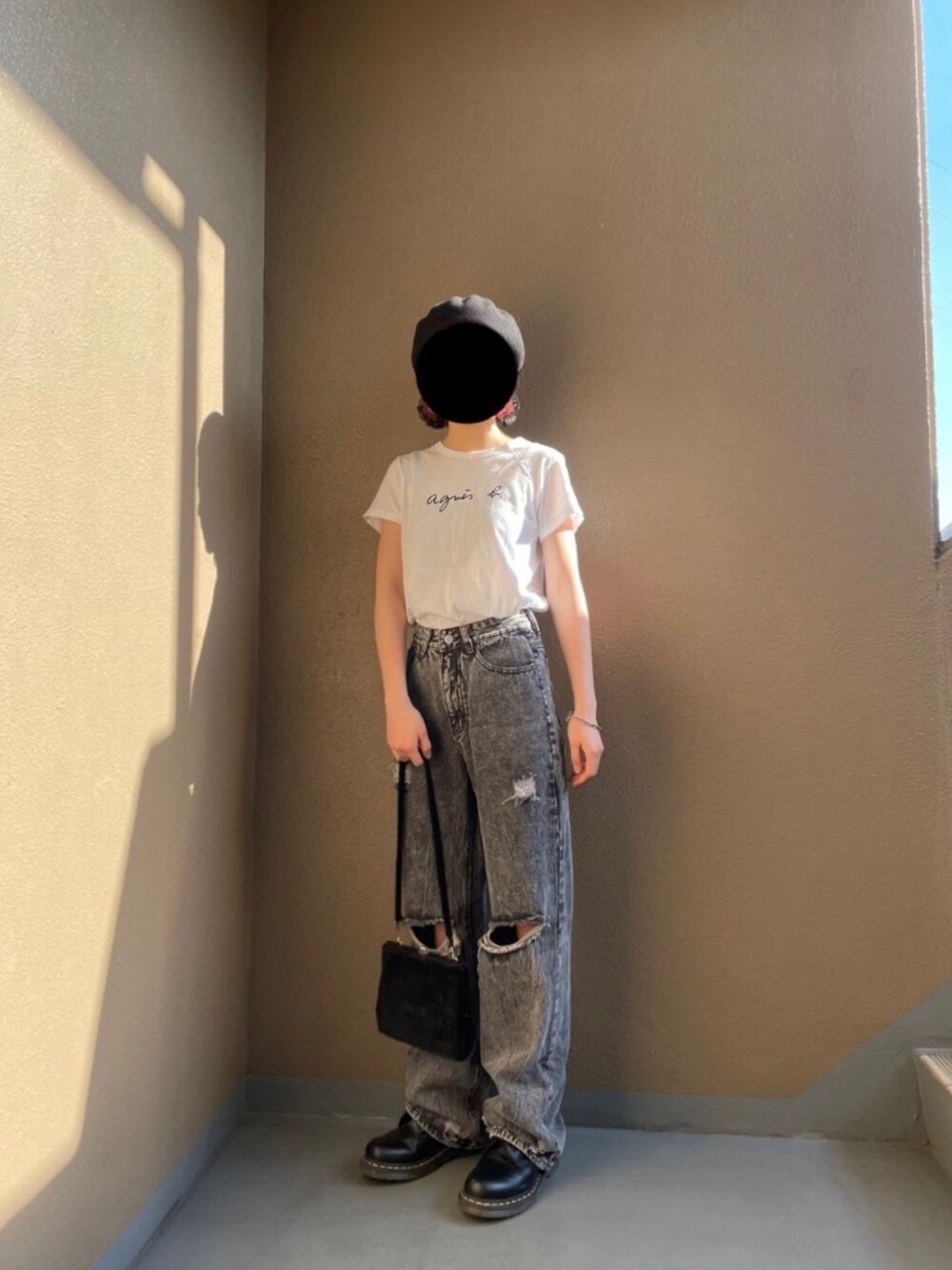 「初夏コーデ、Tシャツ、アニエスベー、ダメージデニムパンツ、ドクターマーチン」｜「VINTAGEのアイテム（ハンドバッグ、ブラック系）」を使った、nさん（レディース・157cm）の春コーディネートの1枚目の写真