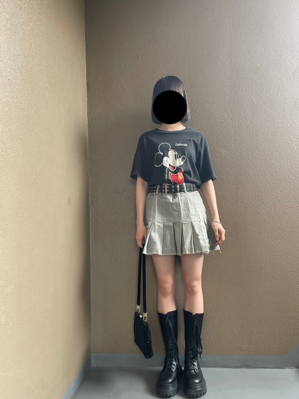 「夏コーデ、休日スタイル、スカート、古着MIX、古着Tシャツ、ロングブーツ」｜「VINTAGEのアイテム（Tシャツ/カットソー、ブラック系）」を使った、nさん（レディース・157cm）の夏コーディネートの1枚目の写真