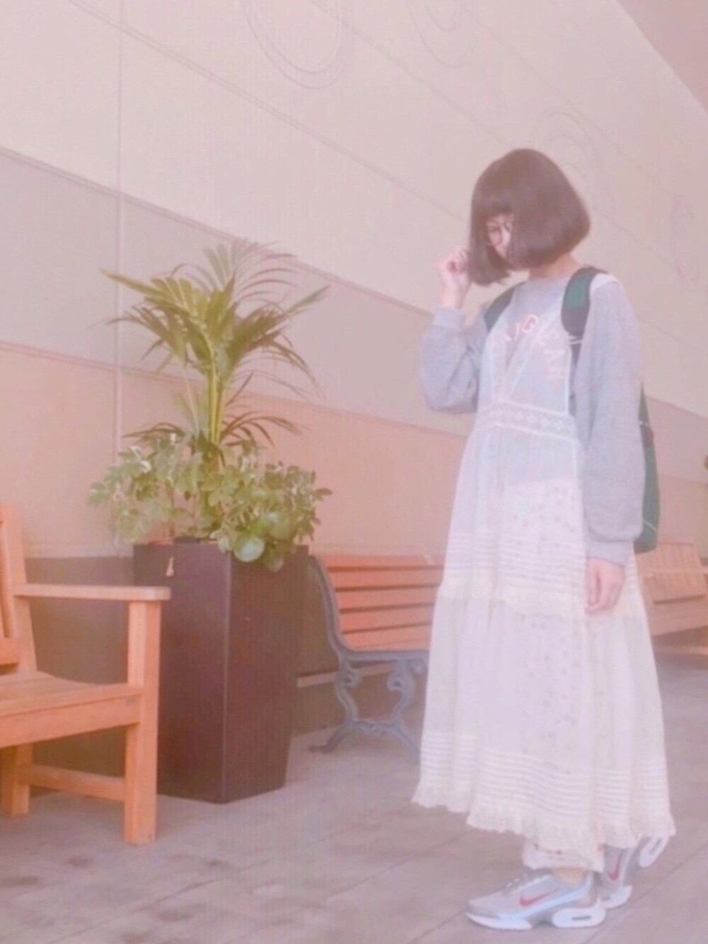 グレー系のスウェット、ホワイト系のワンピース、ホワイト系のその他パンツを着用したレディースの春コーディネートの1枚目の写真