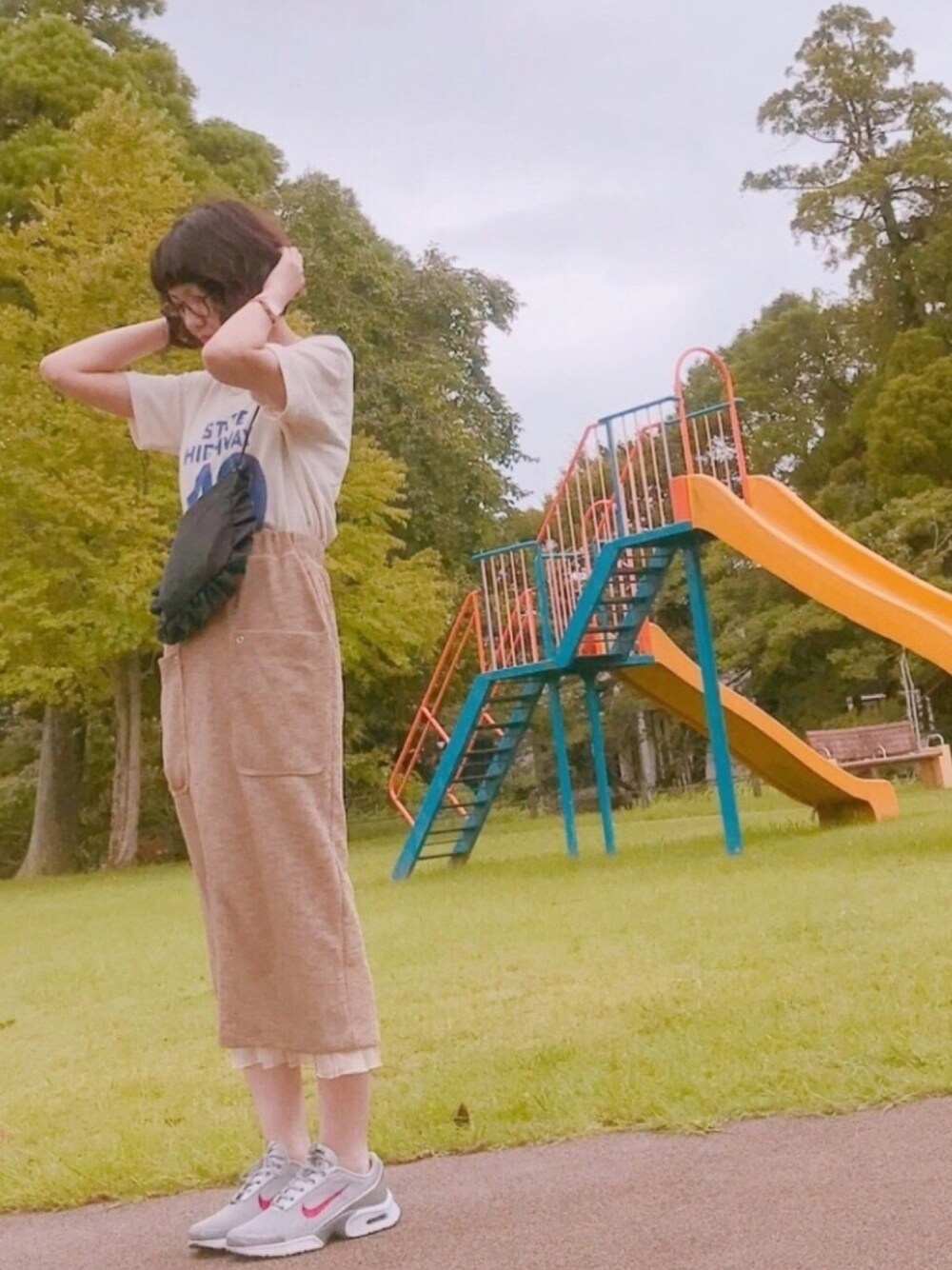 ブルー系のTシャツ/カットソー、シルバー系のスニーカー、ベージュ系のスカートを着用したレディースの夏コーディネートの1枚目の写真