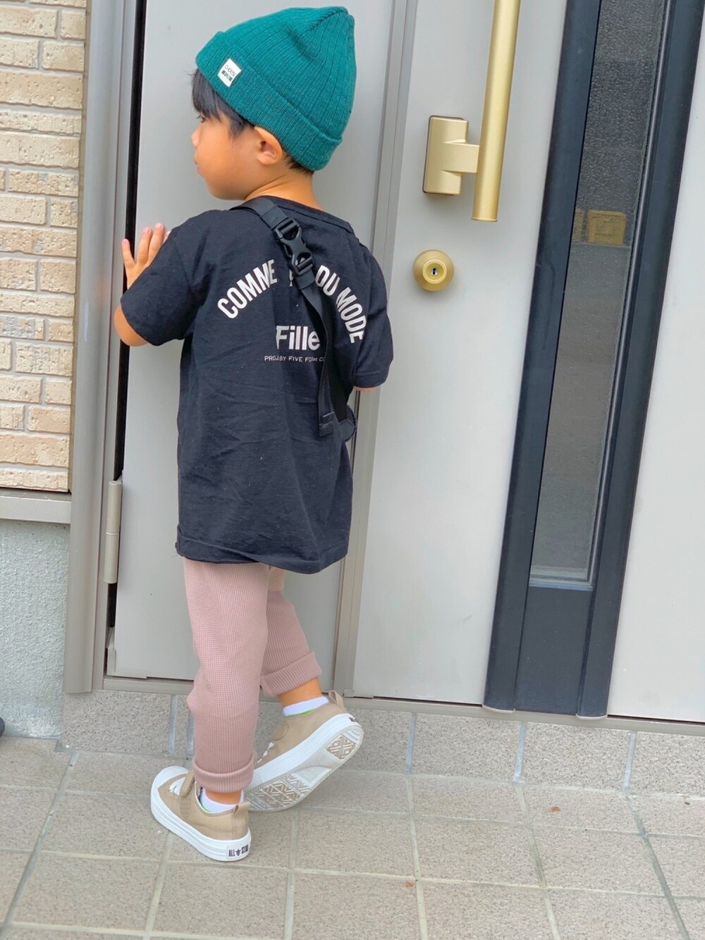 「秋のコーデ、秋コーデ、秋服、キッズコーデ、キッズファッション、男の子コーデ、ニット帽、オールスター」｜「COMME CA DU MODEのアイテム（Tシャツ/カットソー、ブラック系）」を使った、aoさん（キッズ・100cm）の秋コーディネートの1枚目の写真