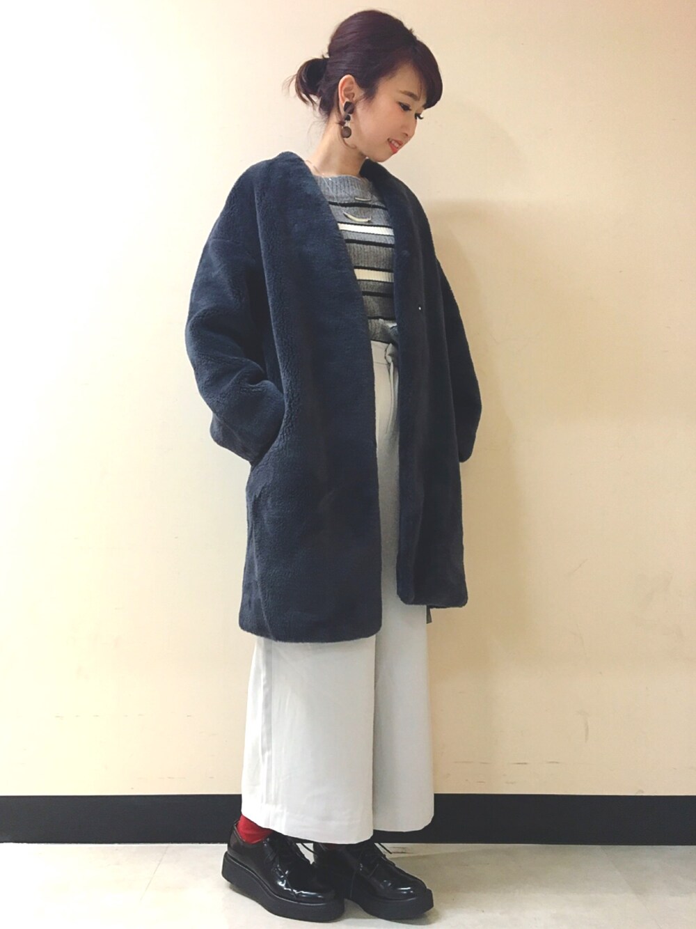「ファーコート、ノーカラーコート、厚底、ワイドパンツ、ジーナシス、ジーナシス(JEANASIS)」｜「JEANASISのノーカラーコート/736890（その他アウター、ブルー系）」を使った、yukie_JEANASISさん（レディース・160cm）の冬コーディネートの1枚目の写真