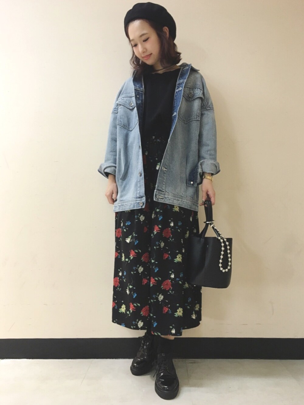 「Gジャン、デニム、ビッグシルエット、花柄、ワイドパンツ、厚底、ベレー帽、チェーンバッグ、ジーナシス、春コーデ」｜「JEANASISのBIG Gジャン/743296 （デニムジャケット、ブルー系）」を使った、yukie_JEANASISさん（レディース・160cm）の冬コーディネートの1枚目の写真