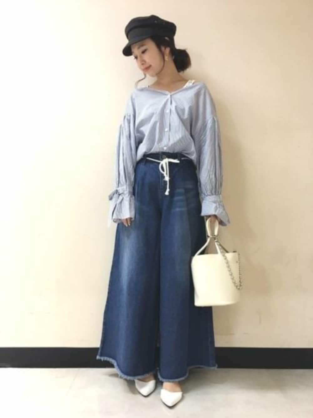 「デニム、JEANASiS、ストライプ、ワイドパンツ、バギーパンツ、カフス」｜「JEANASISのストライプVシャツ/745682 （シャツ/ブラウス、ブルー系）」を使った、yukie_JEANASISさん（レディース・160cm）の冬コーディネートの1枚目の写真