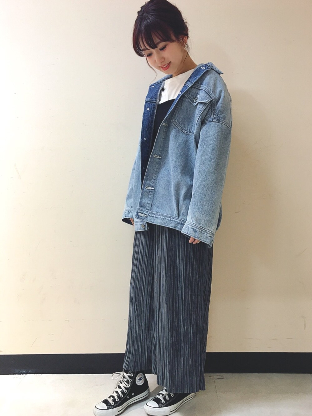 「ビスチェ、Gジャン、ワイドパンツ、ラフ、レイヤードスタイル、ジーナシス」｜「JEANASISのベア2P/749469 （Tシャツ/カットソー、ブラック系）」を使った、yukie_JEANASISさん（レディース・160cm）の冬コーディネートの1枚目の写真