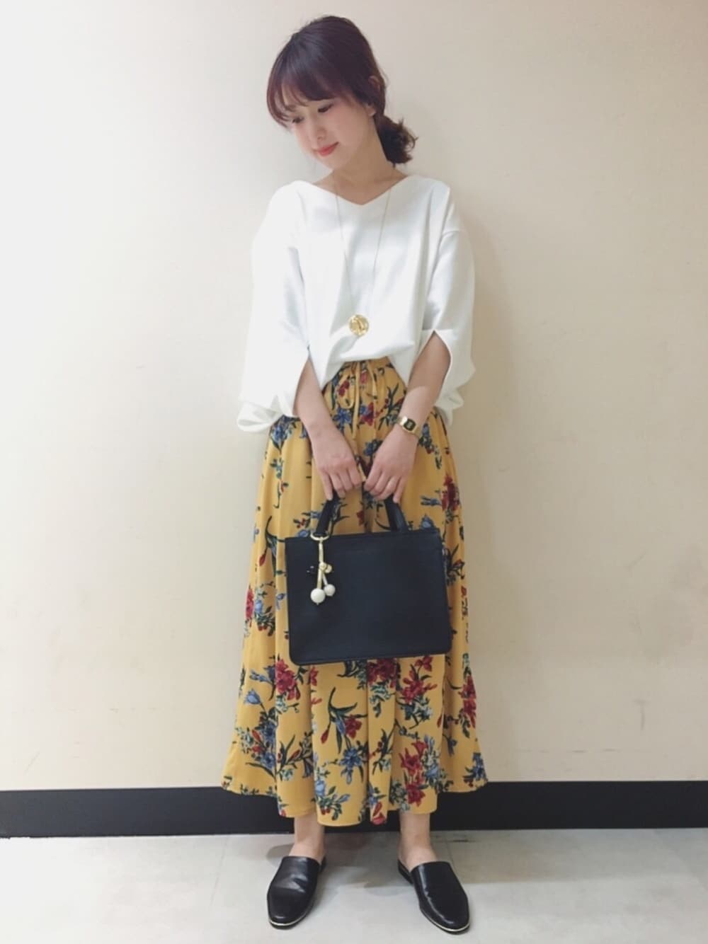 「大人カジュアル、はるコーデ、spring、花柄、ワイドパンツ、スリッパサンダル、ジーナシス」｜「JEANASISのフラワーワイドパンツ/753118（その他パンツ、イエロー系）」を使った、yukie_JEANASISさん（レディース・160cm）の春コーディネートの1枚目の写真