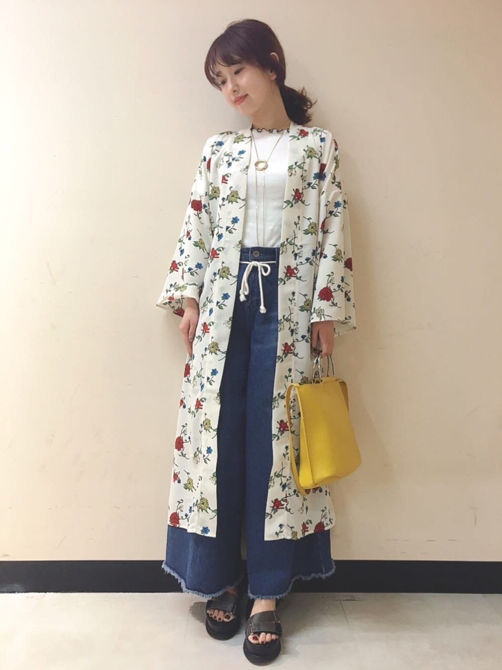 「花柄、オトナカジュアル、春、ラクチンコーデ、パンツスタイル、バギー、厚底サンダル、ジーナシス」｜「JEANASISのハナガラガウン/744571 （その他アウター、ホワイト系）」を使った、yukie_JEANASISさん（レディース・160cm）の春コーディネートの1枚目の写真