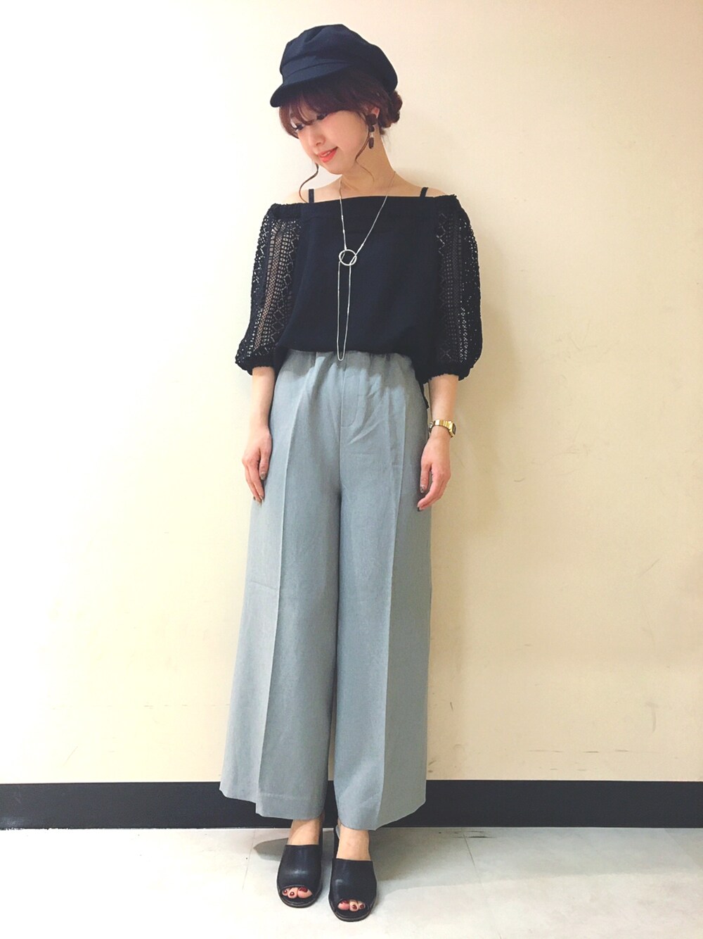 「JEANASiS、レース、キャスケット、ジーナシス、ワイドパンツ」｜「JEANASISのソデレースプルオーバー6S/748013（シャツ/ブラウス、ブラック系）」を使った、yukie_JEANASISさん（レディース・160cm）の春コーディネートの1枚目の写真