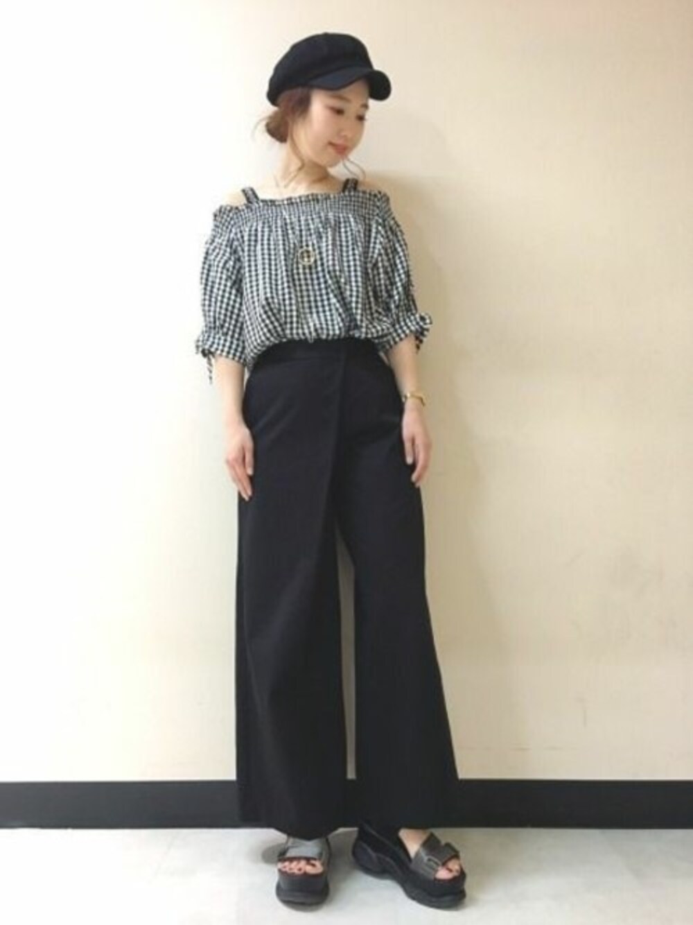 「チノパン、JEANASiS、モノトーン、ジーナシス、ギンガムチェック、ワイドパンツ、オフショル、春コーデ」｜「JEANASISのムジガラオフショルSS/751628（シャツ/ブラウス、ホワイト系）」を使った、yukie_JEANASISさん（レディース・160cm）の春コーディネートの1枚目の写真