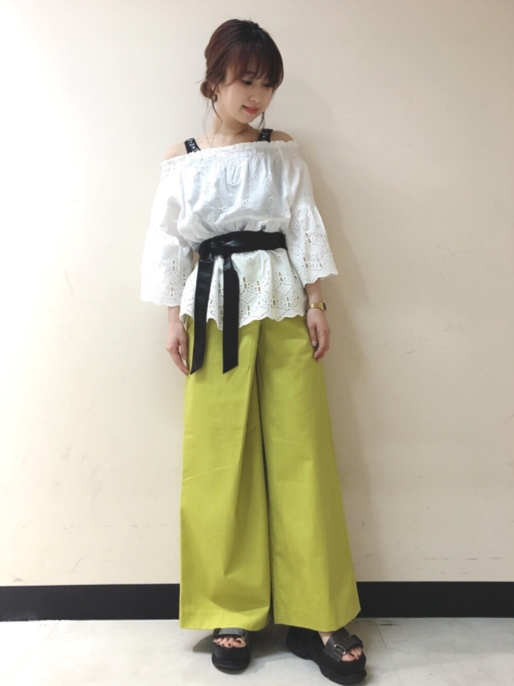 「イエロー、レース、ジーナシス、オフショル、春、厚底サンダル、オトナカジュアル、サッシュベルト」｜「JEANASISのクロスチノワイドパンツ/750532（チノパンツ、イエロー系）」を使った、yukie_JEANASISさん（レディース・160cm）の春コーディネートの1枚目の写真