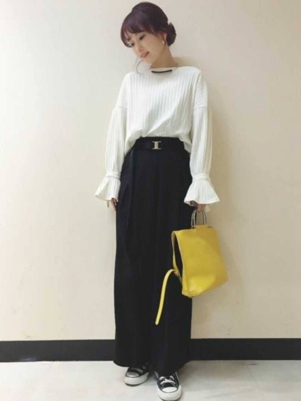 「イエロー、JEANASiS、ジーナシス、ワイドパンツ、春コーデ」｜「JEANASISのワイドリブラッフルプルオーバー/749739（Tシャツ/カットソー、ホワイト系）」を使った、yukie_JEANASISさん（レディース・160cm）の春コーディネートの1枚目の写真