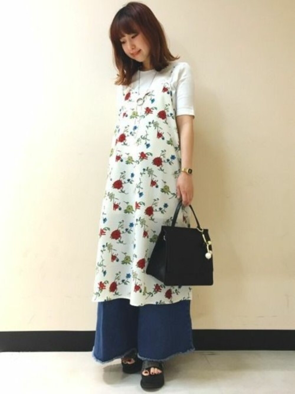 「デニム、花柄、JEANASiS、レイヤードスタイル、ジーナシス、ワイドパンツ、キャミワンピ」｜「JEANASISのハナガラキャミワンピース/744574（ワンピース、ホワイト系）」を使った、yukie_JEANASISさん（レディース・160cm）の春コーディネートの1枚目の写真