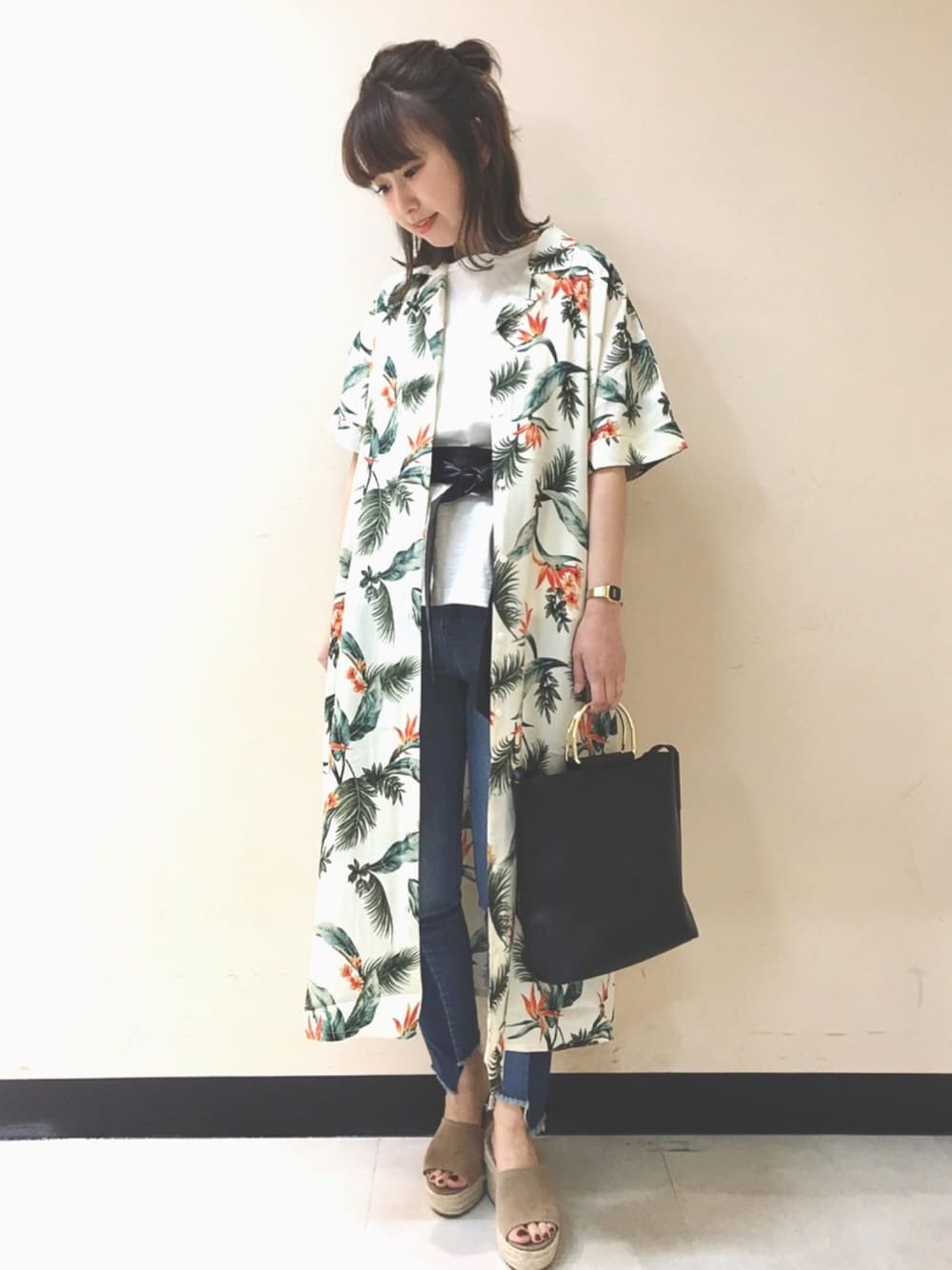 「ボタニカル柄、ガウン、シャツワンピ、シャツスタイル、denim、サッシュベルト、ジーナシス」｜「JEANASISの2WAYシャツワンピース/751343（シャツワンピース、ホワイト系）」を使った、yukie_JEANASISさん（レディース・160cm）の春コーディネートの1枚目の写真