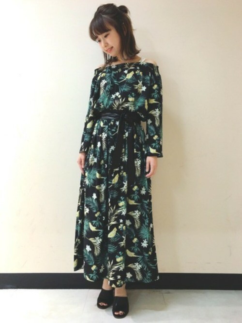 「ワンピース、ブラックコーデ、JEANASiS、ジーナシス、オフショル、柄ワンピース、トロピカル、マキシ丈ワンピース、サッシュベルト」｜「JEANASISのガラ2WAYスモッキングワンピース/758104（ワンピース、ブラック系）」を使った、yukie_JEANASISさん（レディース・160cm）の春コーディネートの1枚目の写真