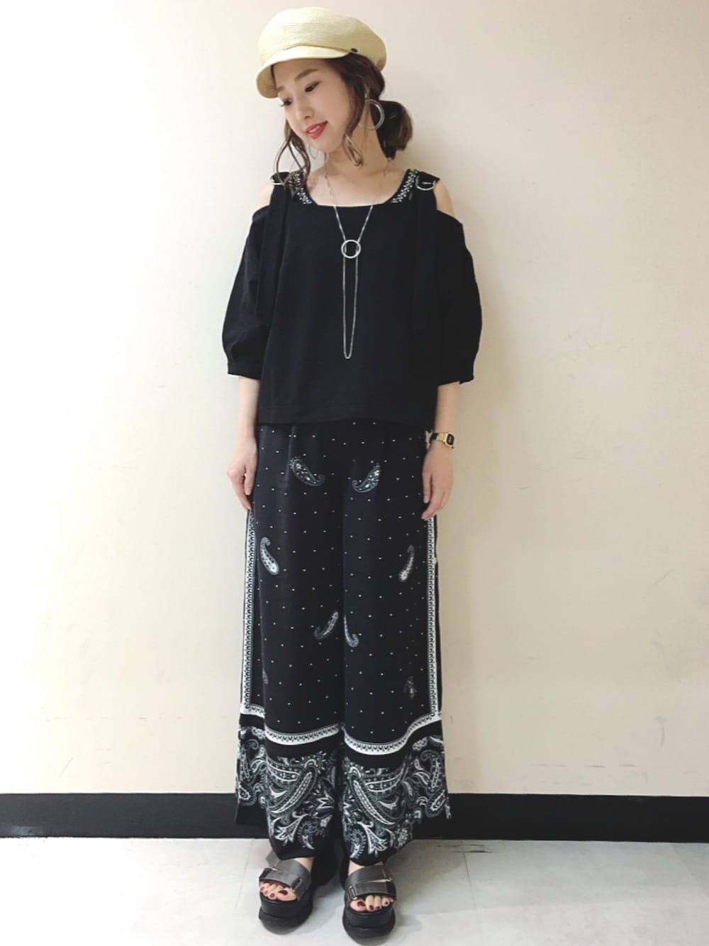 「ブラック、JEANASiS、モノトーン、ジーナシス、ワイドパンツ、ペイズリー、オフショル、夏コーデ」｜「JEANASISのリラックスガラワイドストレートパンツ/750252（その他パンツ、ブラック系）」を使った、yukie_JEANASISさん（レディース・160cm）の春コーディネートの1枚目の写真