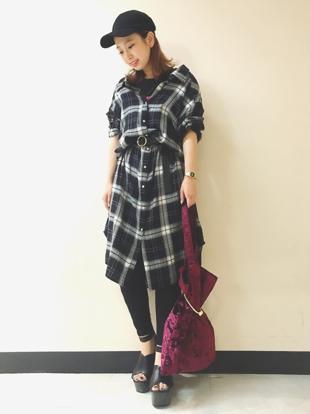 「秋のコーデ、ロゴT、チェックシャツ、厚底サンダル、ジーナシス、ジーナシス(JEANASIS)」｜「JEANASISのチェックシャツワンピース/762626（シャツワンピース、ブラック系）」を使った、yukie_JEANASISさん（レディース・160cm）の夏コーディネートの1枚目の写真