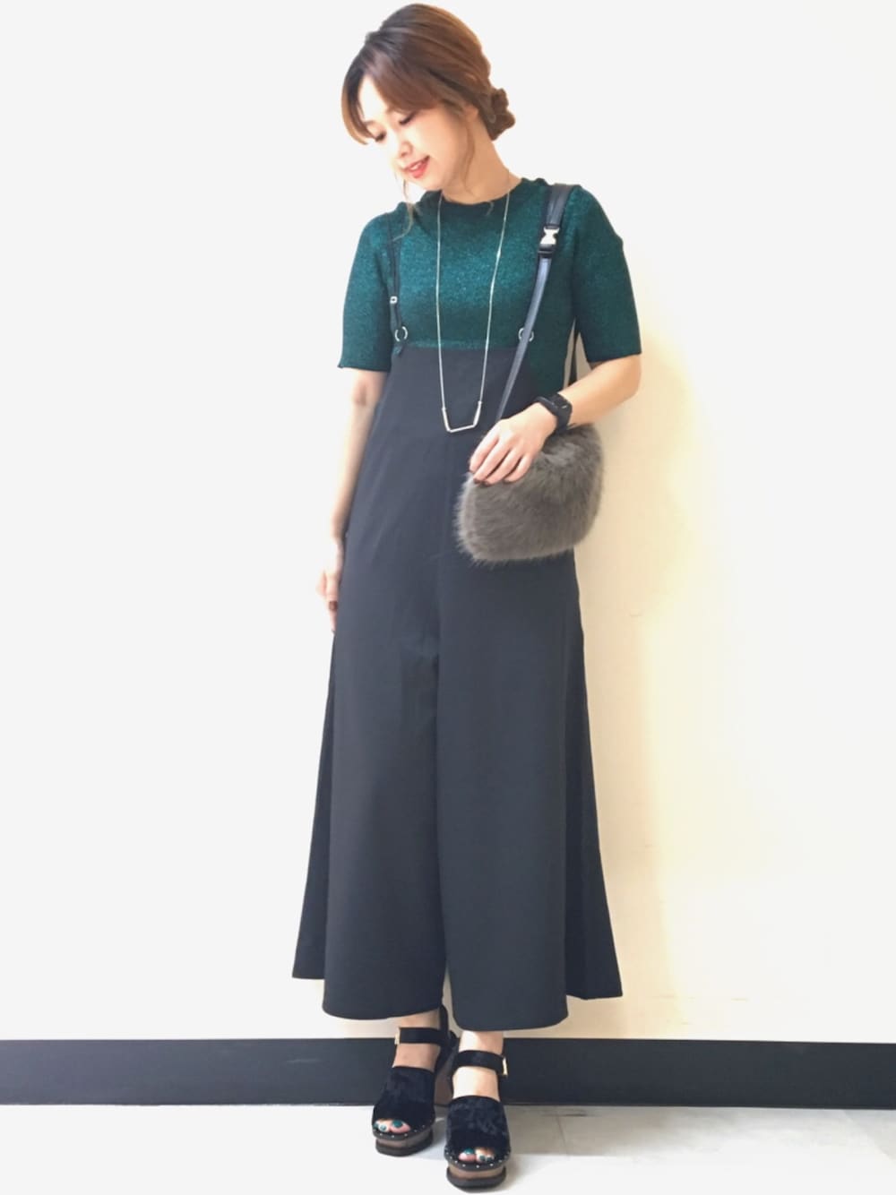 「ブラック、グリーン、ショルダーバッグ、サロペット、JEANASiS、ジーナシス、ワイドパンツ、ラメ、ファーバッグ、サマーニット」｜「JEANASISの12Gラメタイト5S/766869（ニット/セーター、グリーン系）」を使った、yukie_JEANASISさん（レディース・160cm）の夏コーディネートの1枚目の写真