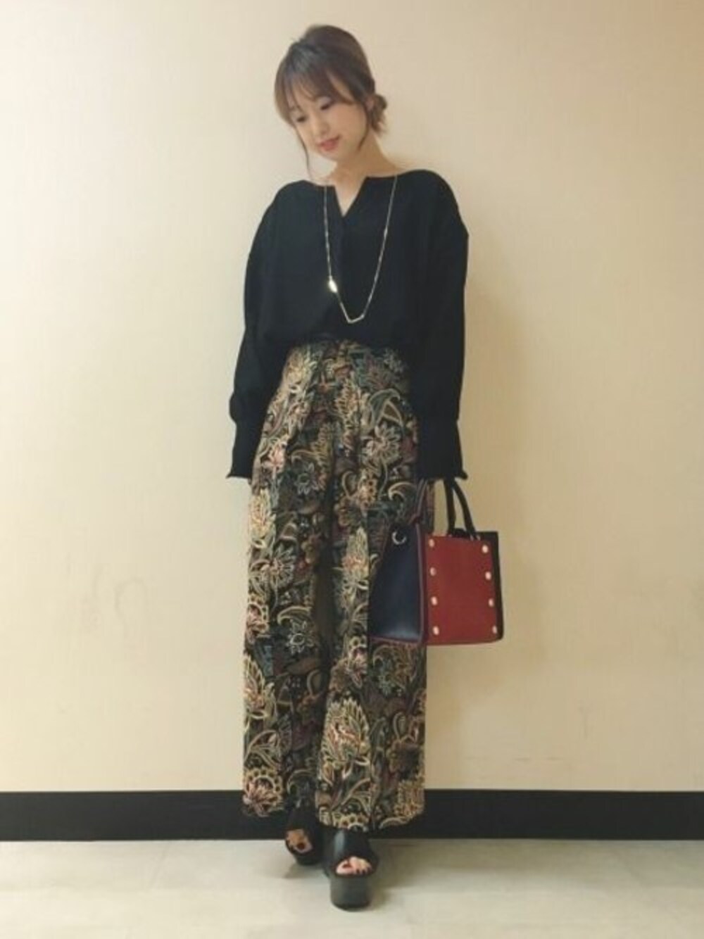 「コーデュロイ、柄パンツ、JEANASiS、ジーナシス、ワイドパンツ、ペイズリー、オトナカジュアル、秋コーデ」｜「JEANASISのロングカフスブラウス/770612（シャツ/ブラウス、ブラック系）」を使った、yukie_JEANASISさん（レディース・160cm）の秋コーディネートの1枚目の写真