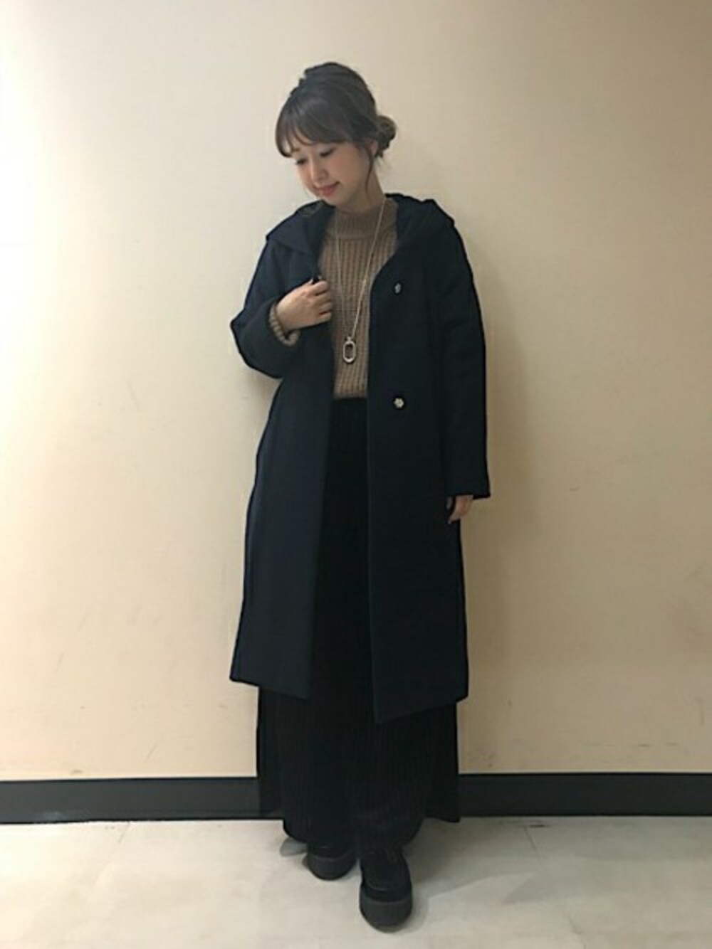 「JEANASiS、ジーナシス、ロングコート、ワイドパンツ、フードコート、オトナカジュアル、ベロアパンツ」｜「JEANASISの2WAYノーカラーフードコート/760131（ノーカラージャケット、ブルー系）」を使った、yukie_JEANASISさん（レディース・160cm）の秋コーディネートの1枚目の写真