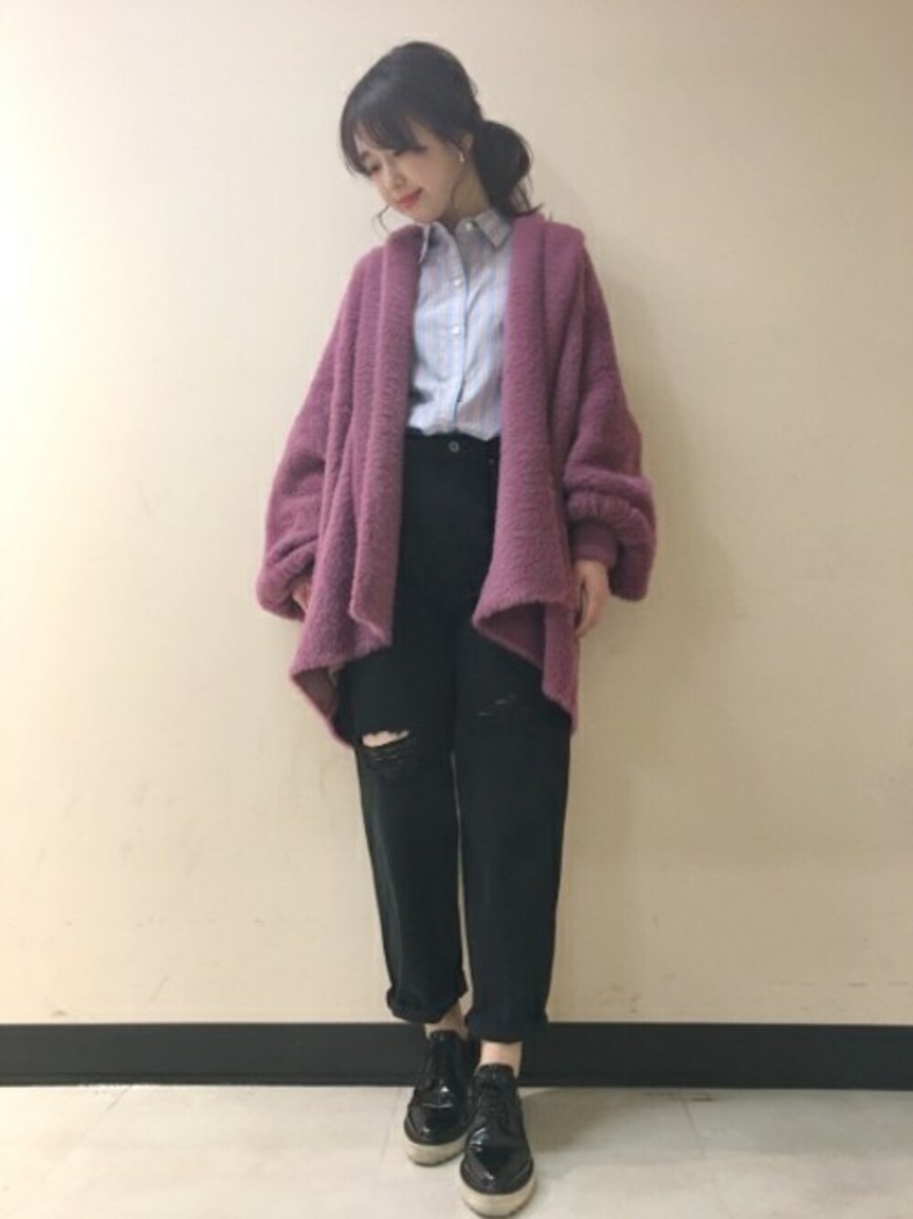 「ピンク、ニットカーディガン、JEANASiS、ジーナシス、ストライプシャツ、ブラックデニム、クラッシュデニム、コーディガン」｜「JEANASISのシャギーセッケツコーディガン/777071（ブルゾン、ピンク系）」を使った、yukie_JEANASISさん（レディース・160cm）の冬コーディネートの1枚目の写真