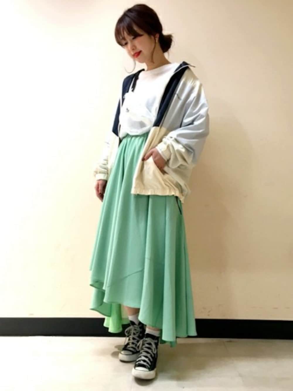 「フレアスカート、アシンメトリー、JEANASiS、ジーナシス、カラースカート、スニーカーコーデ、スポーツミックス、春コーデ、ライムグリーン」｜「JEANASISのアスレチックブルゾン/778907（ブルゾン、ホワイト系）」を使った、yukie_JEANASISさん（レディース・160cm）の冬コーディネートの1枚目の写真
