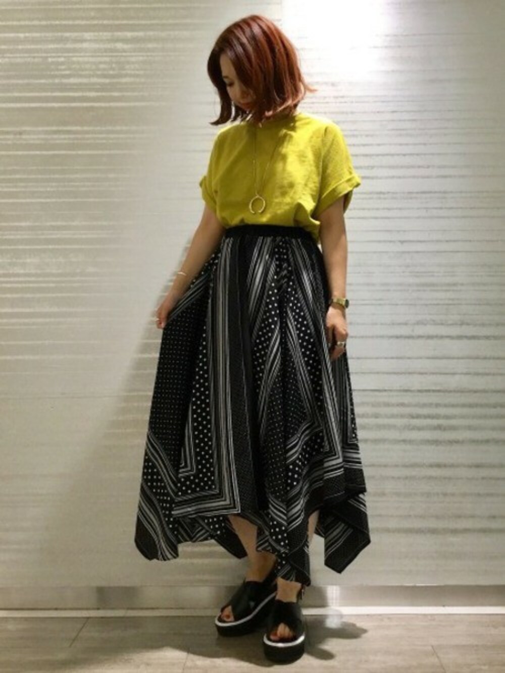 「フレアスカート、プリント、JEANASiS、ジーナシス、スカーフ、ロングスカート、柄スカート、サンダル、オープンショルダー、デザイントップス」｜「JEANASISのアソートスカーフアシメスカート/803307（スカート、ブラック系）」を使った、yukie_JEANASISさん（レディース・160cm）の夏コーディネートの1枚目の写真