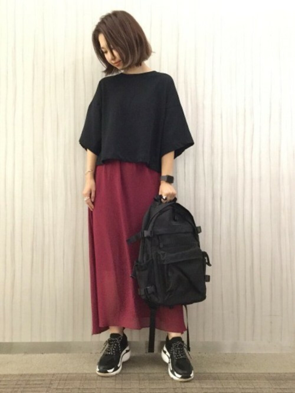 「スニーカー、スカート、バックパック、Tシャツ、JEANASiS、ジーナシス、ロングスカート、シフォン、ダッドスニーカー」｜「JEANASISのバックレースBIGSS/803823（Tシャツ/カットソー、ブラック系）」を使った、yukie_JEANASISさん（レディース・160cm）の夏コーディネートの1枚目の写真