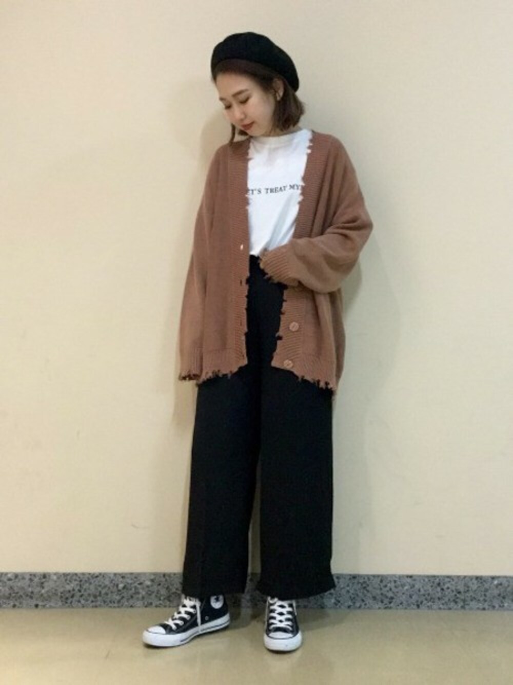 「カーディガン、ロゴT、Tシャツ、秋のコーデ、JEANASiS、ジーナシス、ワイドパンツ、ダメージ、ルーズシルエット、ベージュ×ブラック」｜「JEANASISのダメージVロングカーディガン/804942（カーディガン/ボレロ、ベージュ系）」を使った、yukie_JEANASISさん（レディース・160cm）の夏コーディネートの1枚目の写真