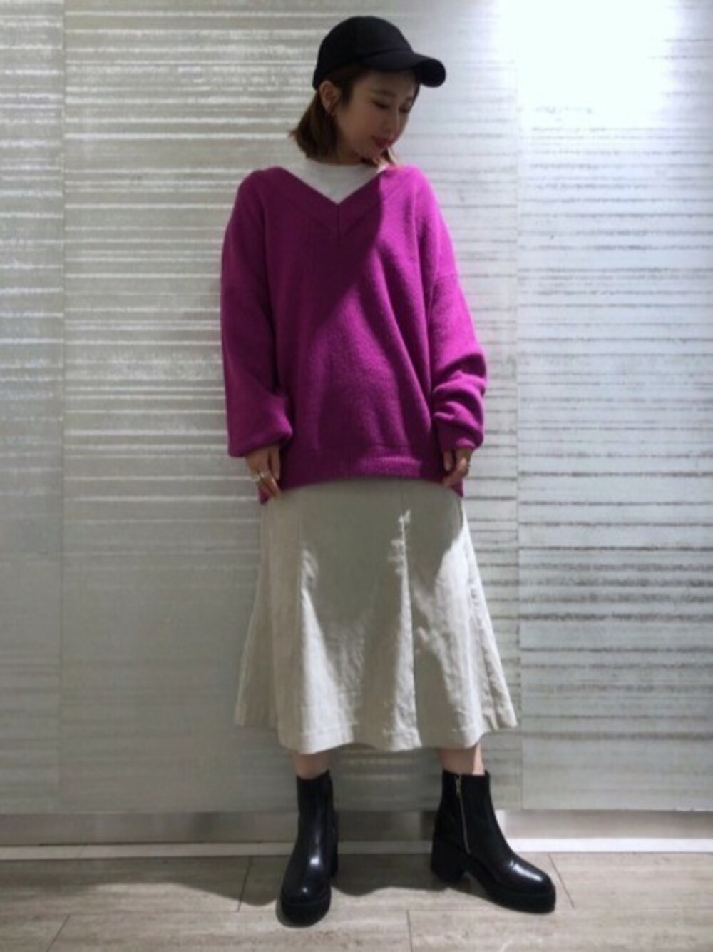 「ニット、フレアスカート、ブーツ、ピンク、Tシャツ、Vネック、JEANASiS、ジーナシス、ロングスカート、厚底ブーツ」｜「JEANASISの7GストレッチキモウユルVプルオーバー/807161（ニット/セーター、ピンク系）」を使った、yukie_JEANASISさん（レディース・160cm）の秋コーディネートの1枚目の写真