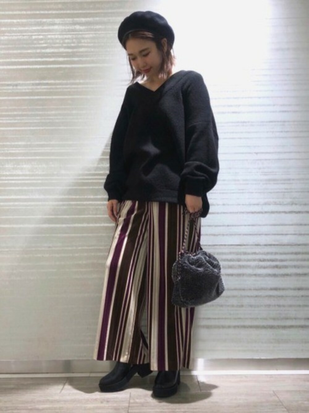 「ニット、ブーツ、カジュアル、秋のコーデ、Vネック、JEANASiS、ジーナシス、ストライプパンツ、ベロアパンツ、もちもちニット」｜「JEANASISの7GストレッチキモウユルVプルオーバー/807161（ニット/セーター、ブラック系）」を使った、yukie_JEANASISさん（レディース・160cm）の秋コーディネートの1枚目の写真