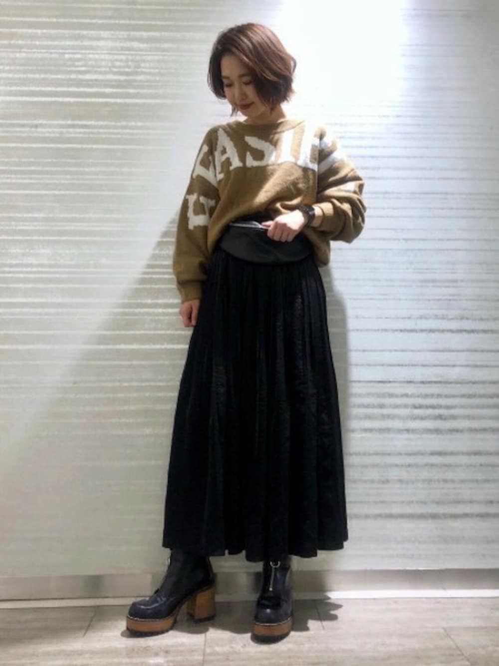 「ベージュ、秋のコーデ、JEANASiS、ジーナシス、大人カジュアル、ロングスカート、ロゴニット、プリーツスカート、ボディバッグ、ウエストポーチ」｜「JEANASISのBIGロゴニットプルオーバーLS/809498（ニット/セーター、ベージュ系）」を使った、yukie_JEANASISさん（レディース・160cm）の秋コーディネートの1枚目の写真