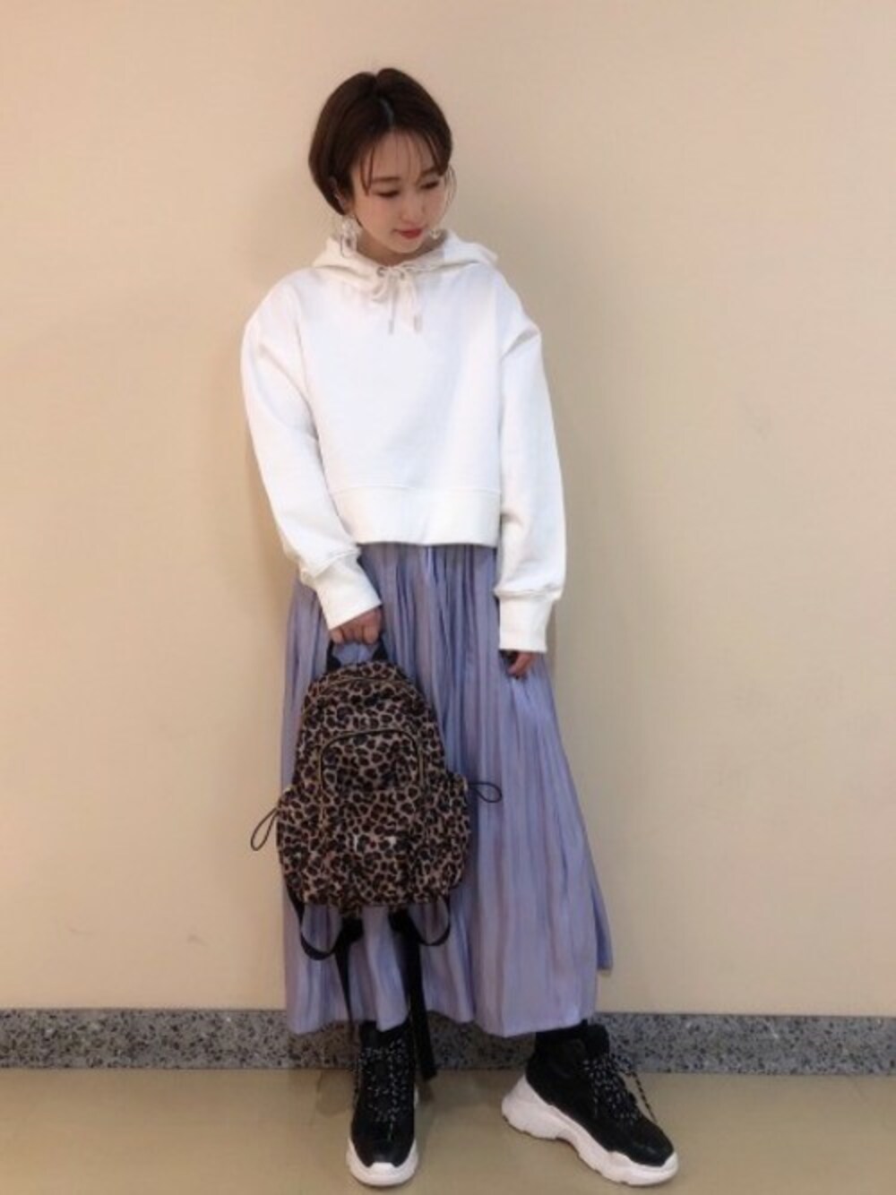 「スニーカー、レオパード、リュック、パーカー、JEANASiS、ジーナシス、スポーツミックス、プリーツスカート、春コーデ、フーディー」｜「JEANASISのショートフーディ/826325（パーカー、ホワイト系）」を使った、yukie_JEANASISさん（レディース・160cm）の冬コーディネートの1枚目の写真