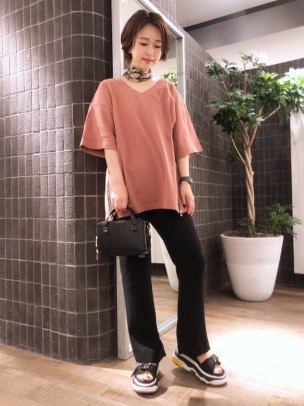 「ビッグシルエット、Tシャツ、JEANASiS、ジーナシス、スポーツミックス、フレアパンツ、春コーデ、ゆるコーデ、テラコッタ×ブラック、ダッドスニーカー」｜「JEANASISのサイドZIP TEE SS/835097（Tシャツ/カットソー、ブラウン系）」を使った、yukie_JEANASISさん（レディース・160cm）の春コーディネートの1枚目の写真