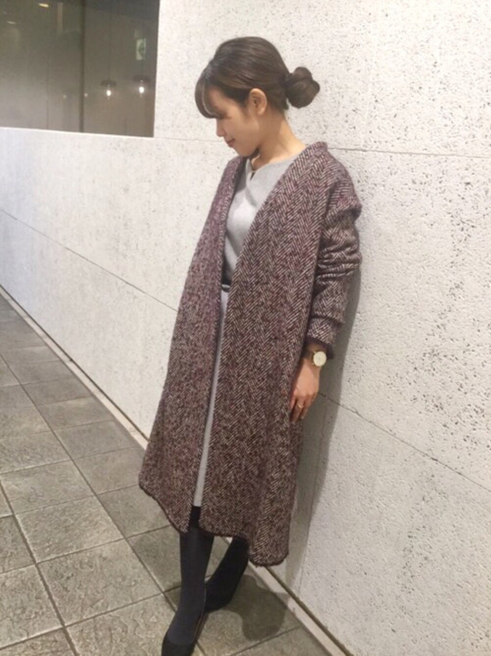 ブラック系のパンプス、レッド系のその他アウター、グレー系のワンピースを着用したレディースの秋コーディネートの1枚目の写真