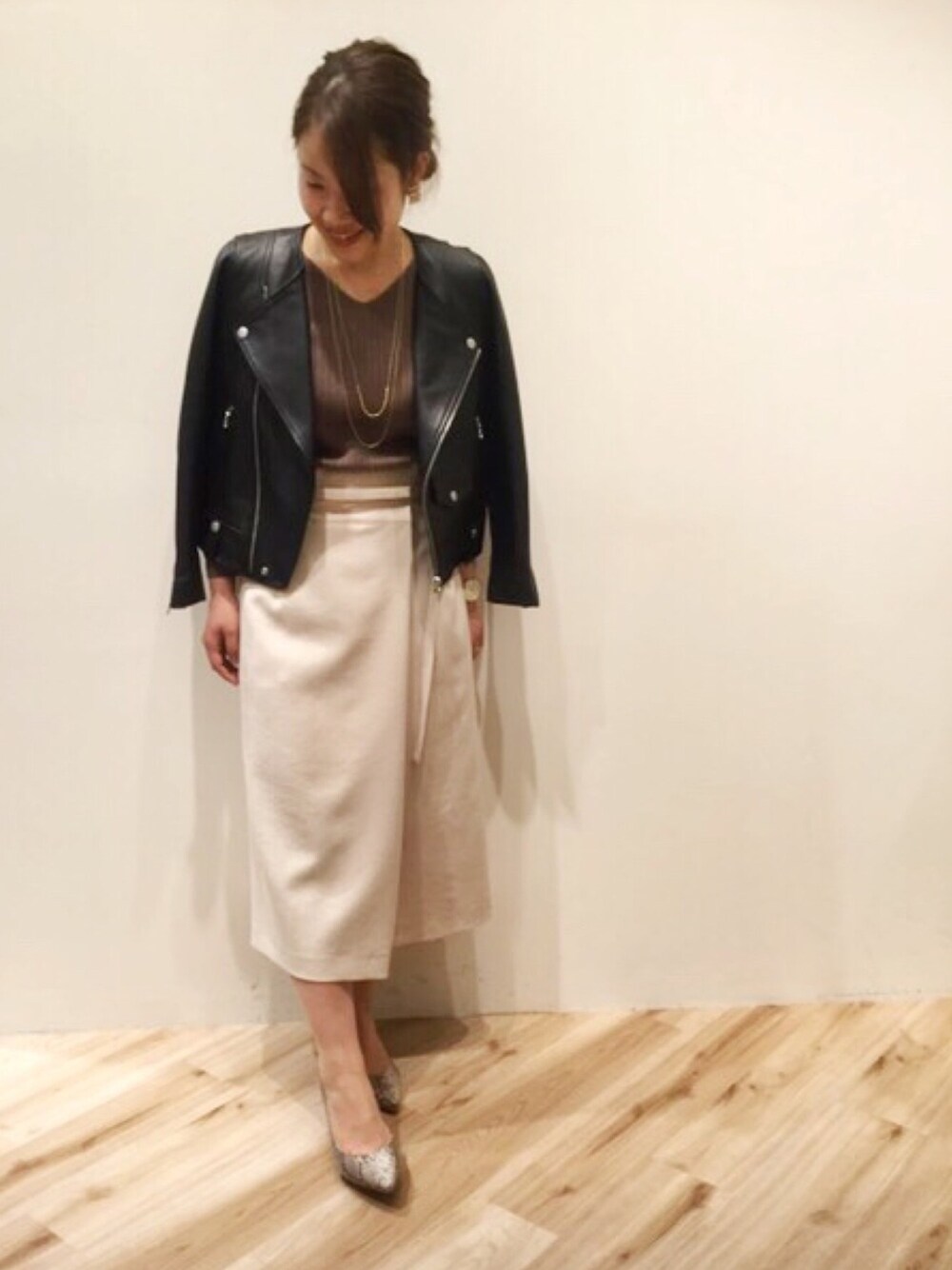 「ブラウンコーデ、ブラウン、ベージュ、ライダース、ライダースジャケット、ライダースコーデ、パイソン柄、パンプス、ナロースカート、お洒落さんとつながりたい」｜「un dix corsのアイテム（パンプス、ベージュ系）」を使った、まつお(⍢)さん（レディース・158cm）の冬コーディネートの1枚目の写真