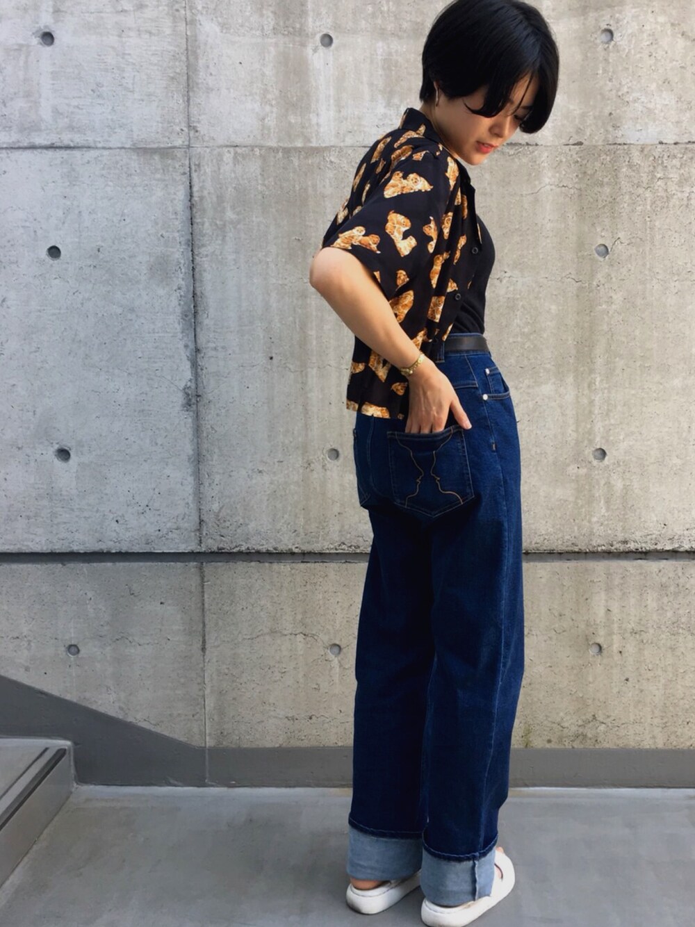 「子犬、パンツスタイル、IamI in fact…、didizizi」｜「I am I in fact...の子犬の兄弟　アロハシャツ（シャツ/ブラウス、ブラック系）」を使った、endo さん（レディース・162cm）の春コーディネートの1枚目の写真