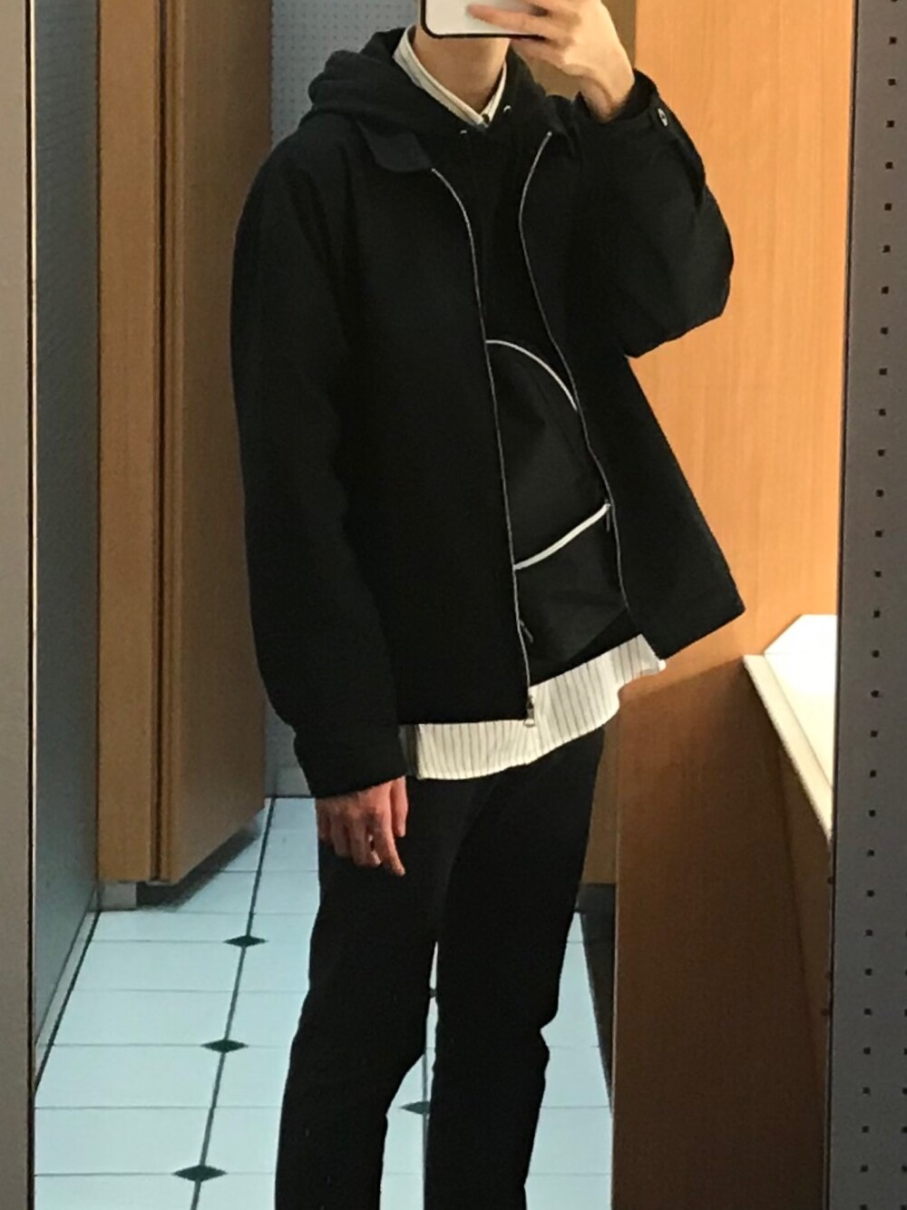「黒スキニー、パーカー、レイヤードスタイル、モノトーンコーデ、ストライプシャツ、ジップブルゾン、ボディバッグ」｜「SPINNSの無地ドロップショルダーパーカー（パーカー、ブラック系）」を使った、こう。さん（メンズ・174cm）の冬コーディネートの1枚目の写真