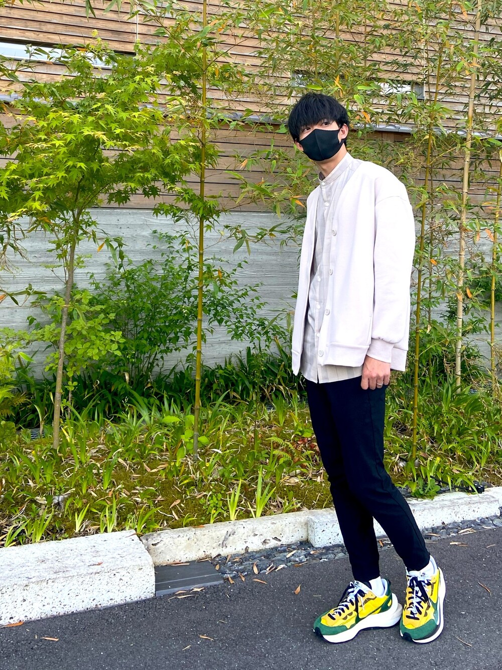 ベージュ系のシャツ/ブラウス、ベージュ系のカーディガン/ボレロ、ブラック系のその他パンツを着用したメンズの夏コーディネートの1枚目の写真