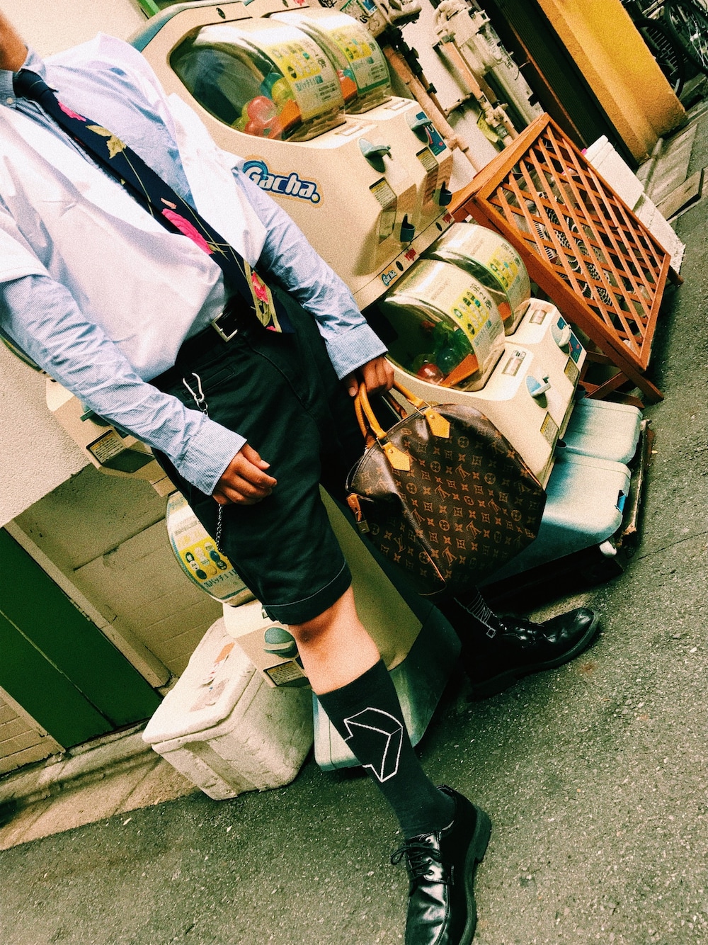 「LouisVuitton、y3、yohjiyamamoto、モード、モードストリート、ootd、シャツスタイル、ストリート、tokyofashion」｜「LOUIS VUITTONのアイテム（ボストンバッグ、ブラウン系）」を使った、Ukiさん（メンズ・169cm）の秋コーディネートの1枚目の写真