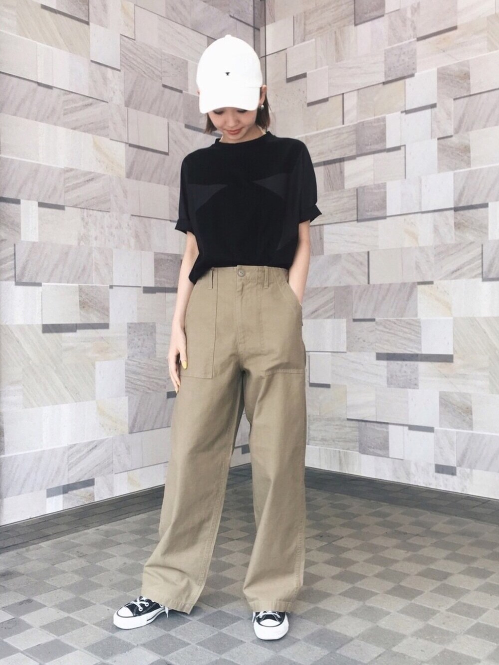「はるコーデ、オトナカジュアル、ワイドパンツ、キャップ、CONVERSE TOKYO、converse、スニーカー」｜「CONVERSE TOKYOの星切り替えTシャツ（Tシャツ/カットソー、ブラック系）」を使った、salahさん（レディース・157cm）の春コーディネートの1枚目の写真