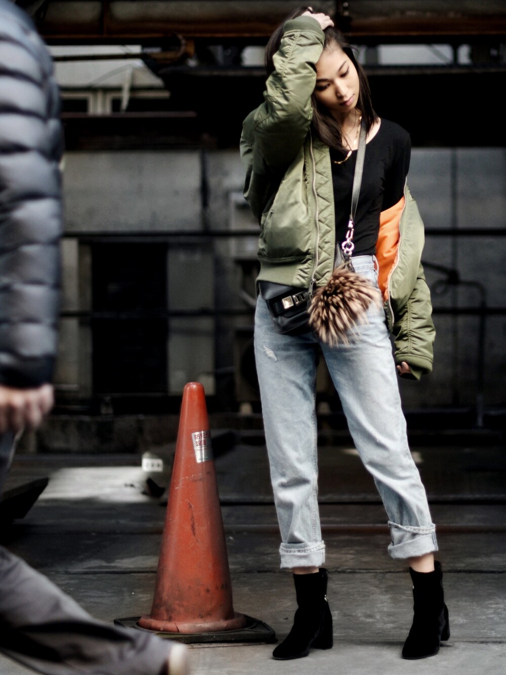 「NYCstyle、denim、Revolve Clothing、velvet boots、alphaindustries、bomberjacket」｜「Alpha Industriesのアイテム（その他アウター、グリーン系）」を使った、VANNYさん（レディース・165cm）の冬コーディネートの1枚目の写真